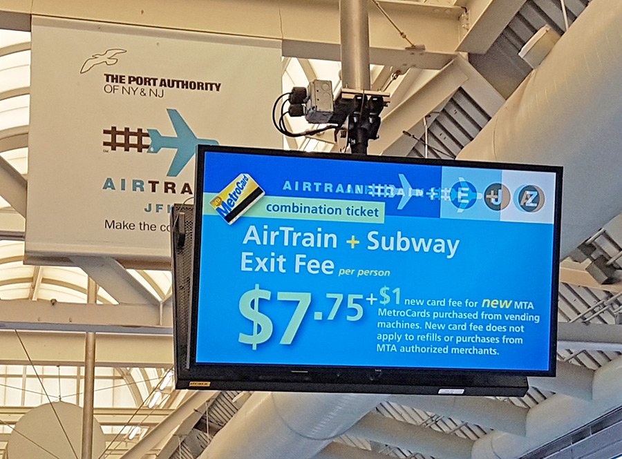 Letrero del andén del Airtrain con el precio del viaje Airtrain y Metro. La forma más económica de trasladarse desde el Aeropuerto de Nueva York - Foto de AHM
