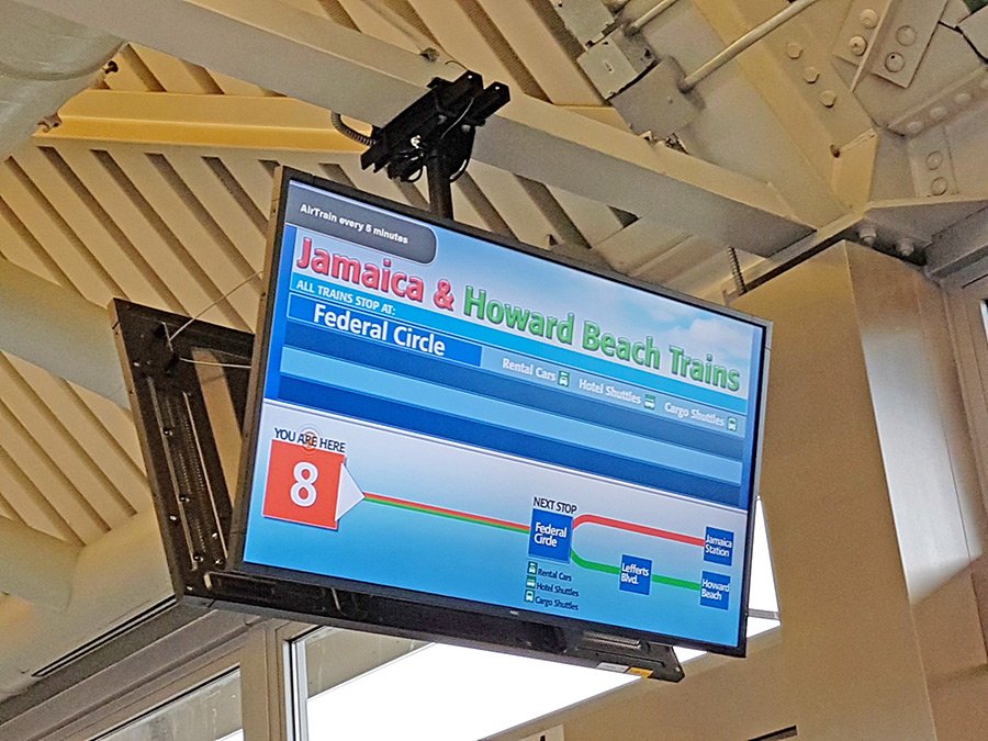 Letrero en la estación del Airtrain JFK indicando los destinos y paradas. Foto de AHM