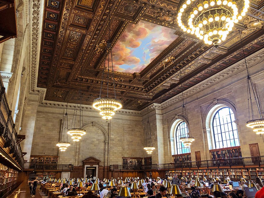 Salon de lectura principal de la New York Public Library. Foto de Oneisha Lee on Unsplash disponible en https://unsplash.com/photos/FYR2nFGWxqM