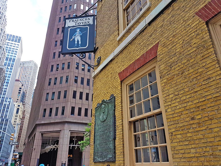 Letrero al exterior del Museo Fraunces Tavern dedicado a la era colonial de Nueva York - Foto de AHM