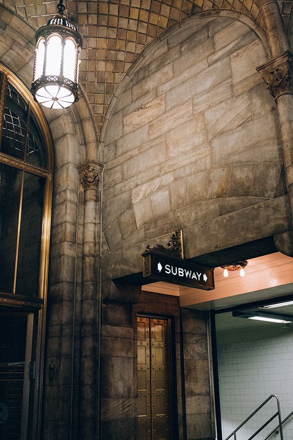 Antiguo acceso al metro dentro de Grand Central Station. Foto de Andrew Ling on Unsplash disponible en https://unsplash.com/photos/KWiDZmY4yqc