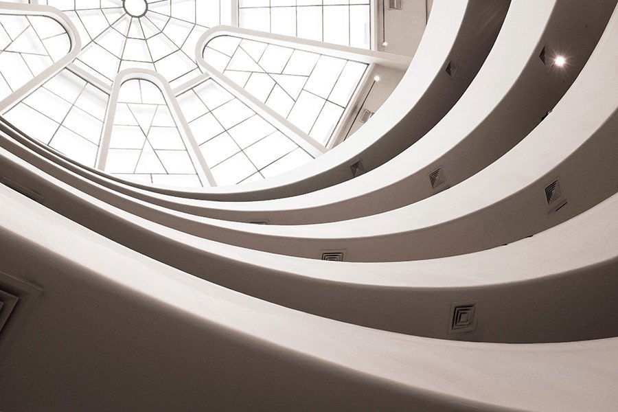 Cúpula del Museo Solomon R Guggenheim vista desde el interior del edificio - Foto de Alex Eckermann on Unsplash disponible en https://unsplash.com/photos/u7rlwvrgwno