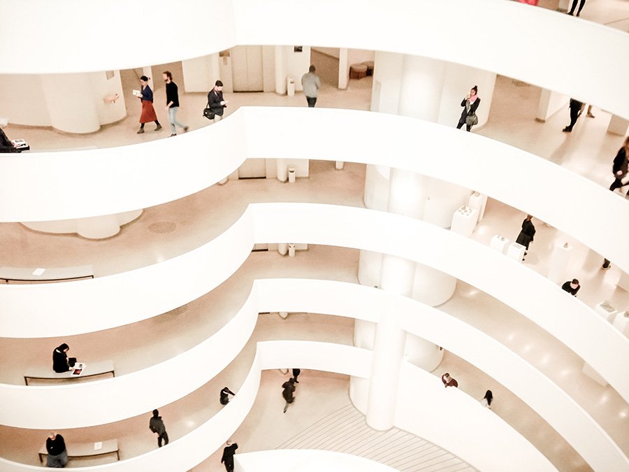 Foto del interior del Museo Guggenheim de Nueva York de  Leslie Lopez Holder on Unsplash disponible en https://unsplash.com/photos/CpR6c_Fsrug