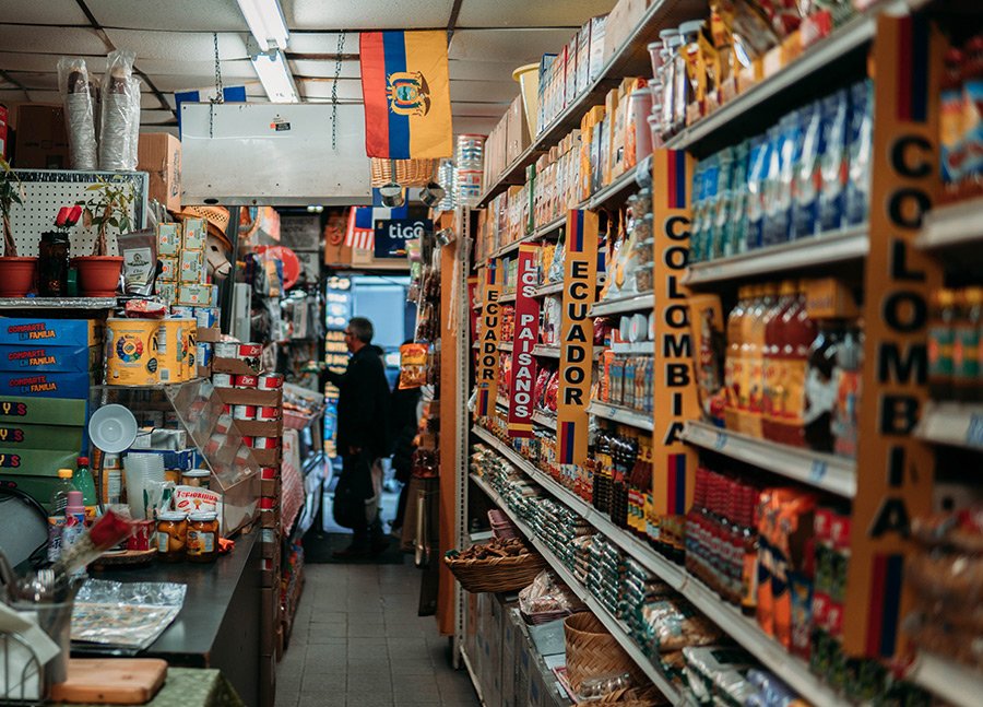 Interior de una bodega con productos de distintos países de latinoamérica en Jackson Heights, Queens. Foto de Juan Ordonez on Unsplash disponible en https://unsplash.com/photos/Rz1HxCUHvL8