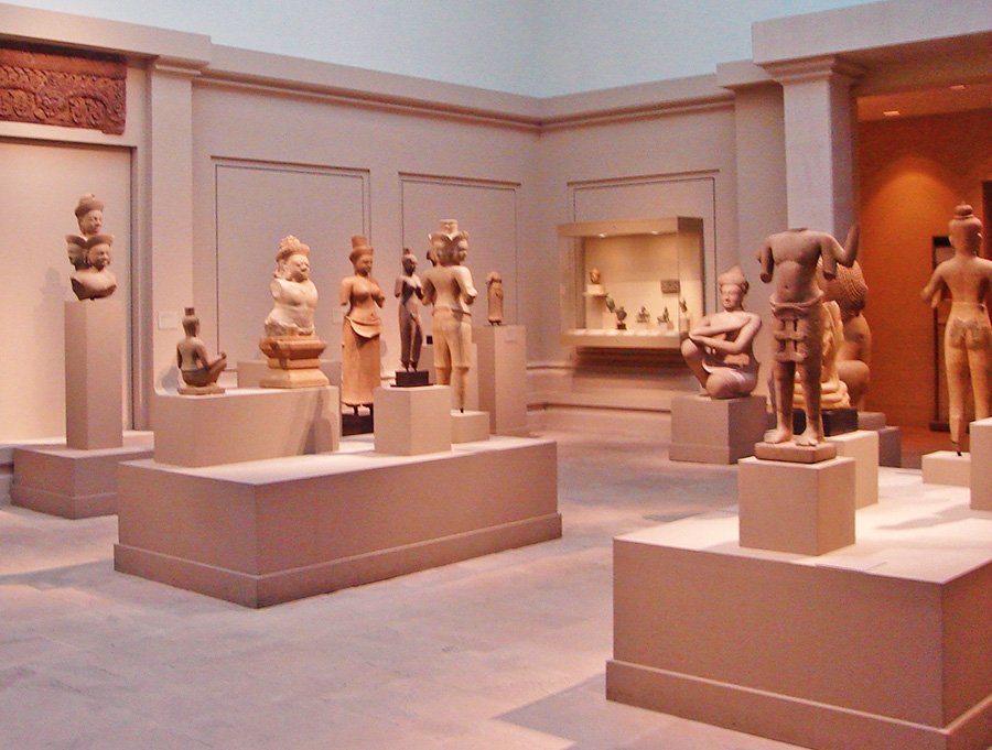 Sala con esculturas de arte oriental antiguo en el Museo Metropolitano de Arte de Nueva York de Jorge Hoare Madrid