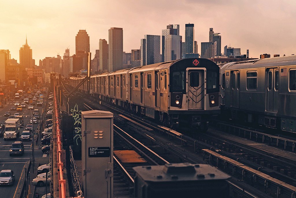 Vagón de la línea 7 del Metro de Nueva York pasado sobre las vías elevadas en Queens - Foto de Luca Bravo on Unsplash