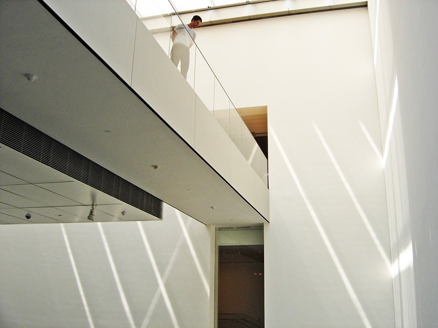 Juegos de luces al interior del edificio del MOMA - Foto de Andrea Hoare Madrid