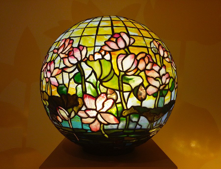 Lámpara de vitral diseñada por Louis Comfort Tiffany, destacado artista del movimiento Art Nouveau en Nueva York - Colección del Museo de Arte de Queens - Foto de Andrea Hoare Madrid