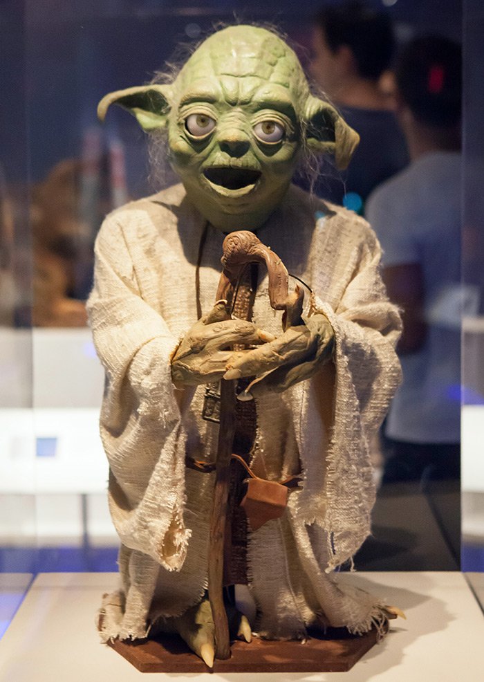 Muñeco de Yoda utilizado en la película Star Wars, parte de la colección del Museo de la Imagen en Movimiento en Queens, Nueva York - Foto de Reno Laithienne on Unsplash disponible en https://unsplash.com/photos/aN3PdTgW3tc