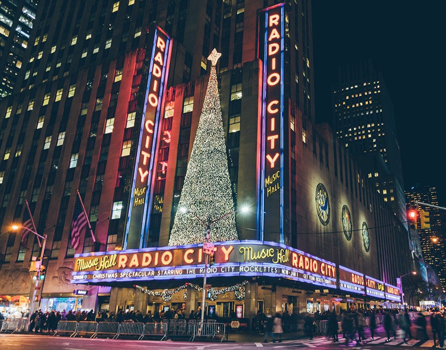 Radio City Music Hall en Navidad, Foto de Goh Rhy Yan on Unsplash disponible en https://unsplash.com/photos/W5jISkjNiSQ