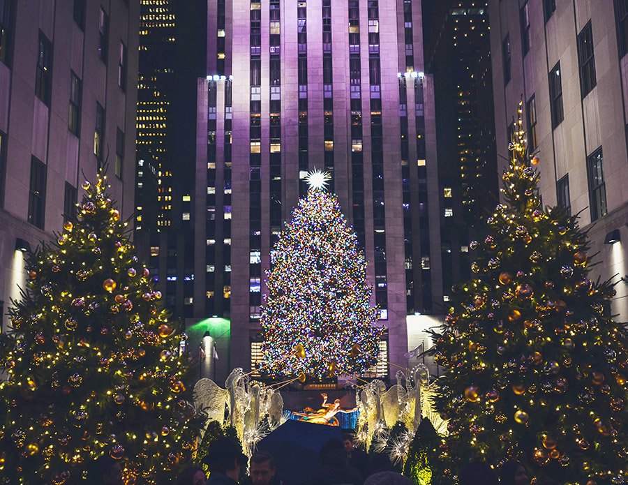 Árbol de Navidad del Rockefeller Center iluminado visto desde Channel Gardens. Foto de Alex Haney on Unsplash disponible en https://unsplash.com/photos/xhLpQmQEZ8s