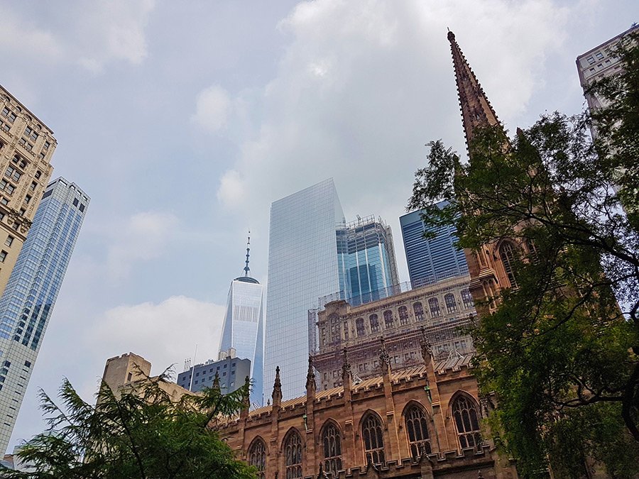En primer plano la Trinity Church y al fondo el rascacielos One World Trade Center - Foto de Andrea Hoare Madrid
