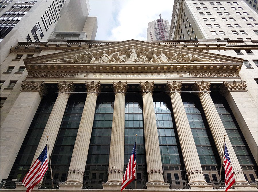 Fachada del edificio de la Bolsa de Nueva York con sus banderas de Estados Unidos - Foto de Andrea Hoare Madrid - Guía del Distrito Financiero
