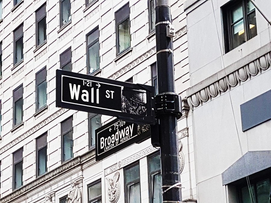 Intersección de las calles Wall Street y Broadway (letreros en un poste de luz) - Foto de Andrea Hoare Madrid