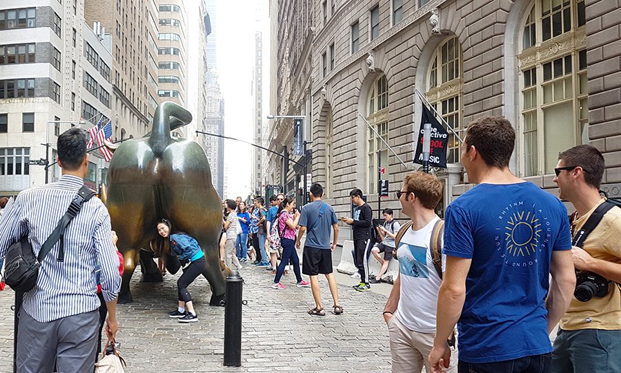 Turistas tocando el culete y partes pudendas de la estatua del Toro de Wall Street - Foto de Andrea Hoare Madrid