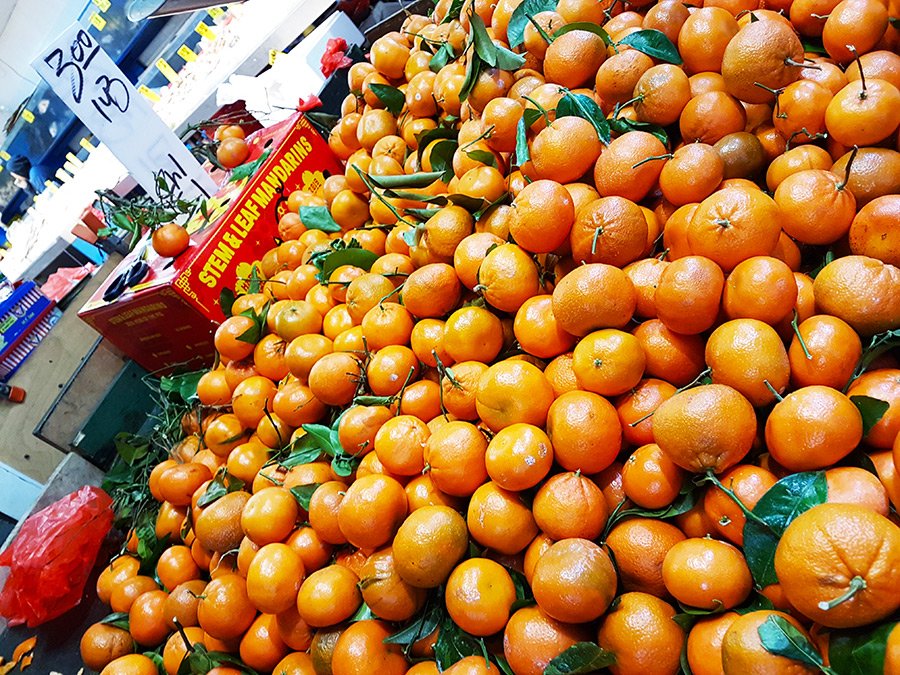 Negocios del Chinatown vendiendo mandarinas, frutas tradicionales para celebrar el Año Nuevo Chino en Nueva York - Foto de Andrea Hoare Madrid