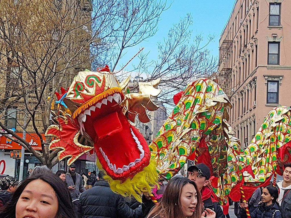 Jóvenes haciendo danzar a uno de los tradicionales dragones de tela durante la celebración del Año Nuevo Chino -año lunar chino- en el Chinatown de Nueva York - Foto de Andrea Hoare Madrid