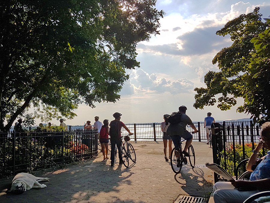 Grupo de turistas en Brooklyn Heights Promenade durante un tour en bicicleta - Foto de AHM