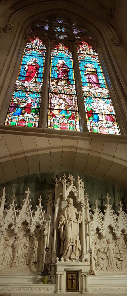 Vitrales y escultura religiosa al interior de la St Patricks Cathedral en la Quinta Avenida de Nueva York - Foto de Andrea Hoare Madrid