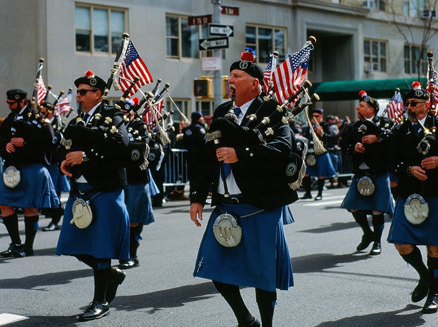 Hombres tocando gaita y desfilando por la Quinta Avenida de Manhattan durante el Día de San Patricio, una de las actividades más importantes durante marzo en Nueva York - Foto de Prescott Horn en Unsplash