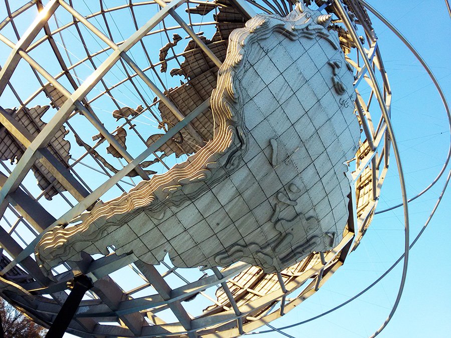 Detalle del mapa de sudamérica en la Uniesfera, escultura de un enorme globo terráqueo de acero representativa del Parque Flushing Meadows Corona Park de Queens, Nueva York - Foto de Andrea Hoare Madrid