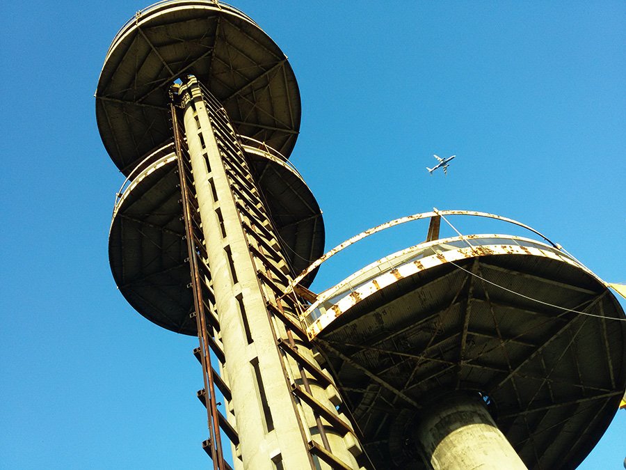 Detalle de las plataformas de las torres del Pabellón de Nueva York diseñado por Philip Johnson para representar a Nueva York en la Feria Mundial de 1964 realizada en el Flushing Meadows Corona Park de Queens - Foto de Andrea Hoare Madrid
