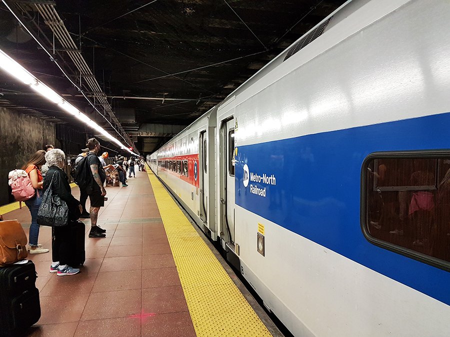 Pasajeros esperando abordar un tren de la línea Metro-North Railroad en Grand Central Terminal Manhattan - Foto de Andrea Hoare Madrid