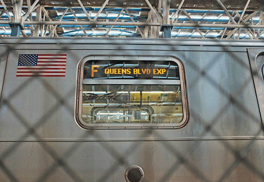 Letrero lateral de un tren del metro anunciando que es Express - Foto de Florian Rieder en Unsplash 