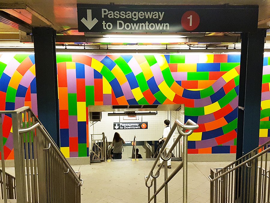 Letrero en una estación del metro de Nueva York indicando la dirección hacia el Downtown de Manhattan - Foto de AHM