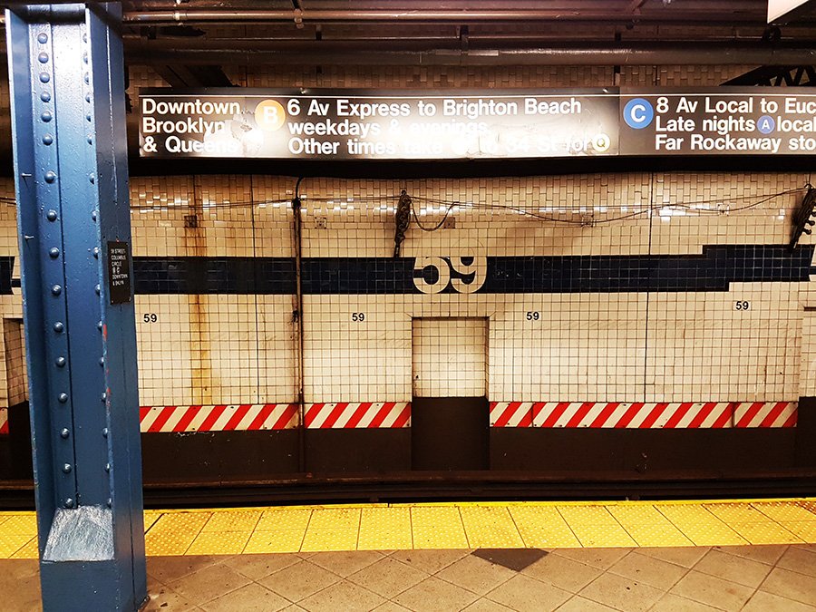 Letrero en el anden de la estación de la calle 59 del metro indicando las líneas, dirección y horario de las líneas que allí se detienen. Foto de AHM