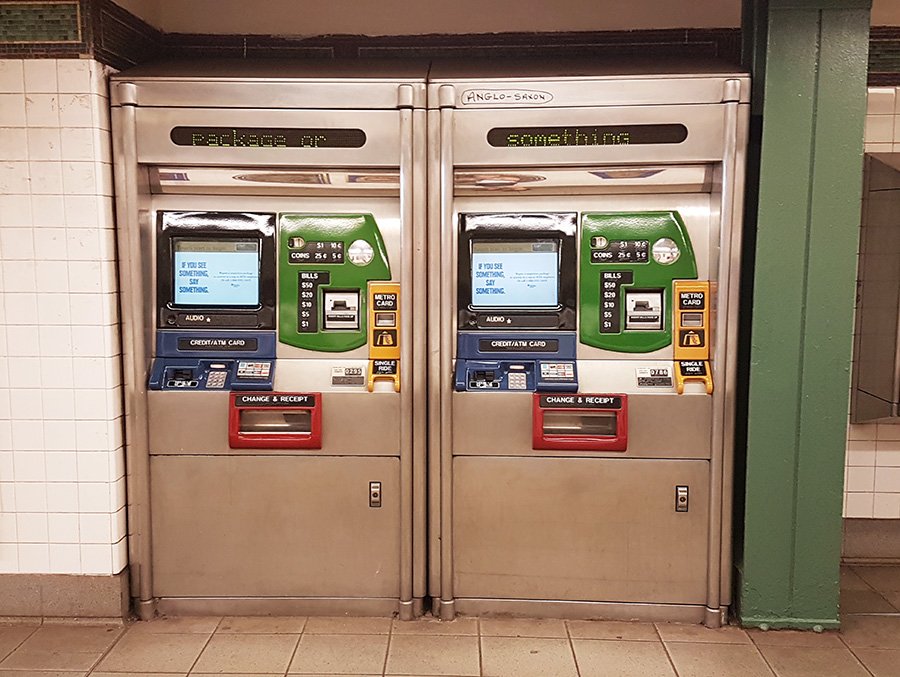 Máquinas automáticas para comprar tarjetas de viaje Metrocard en las estaciones del metro. Foto de Andrea Hoare Madrid