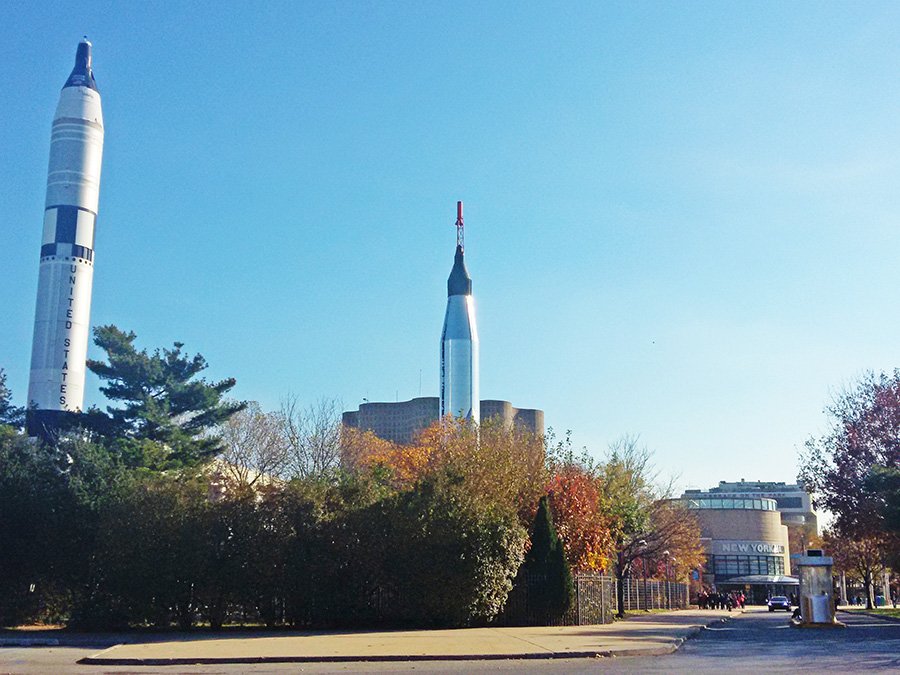 Cohetes espaciales y entrada al Salón de la Ciencia de Nueva York en el Flushing Meadows Corona Park - Foto de Andrea Hoare Madrid