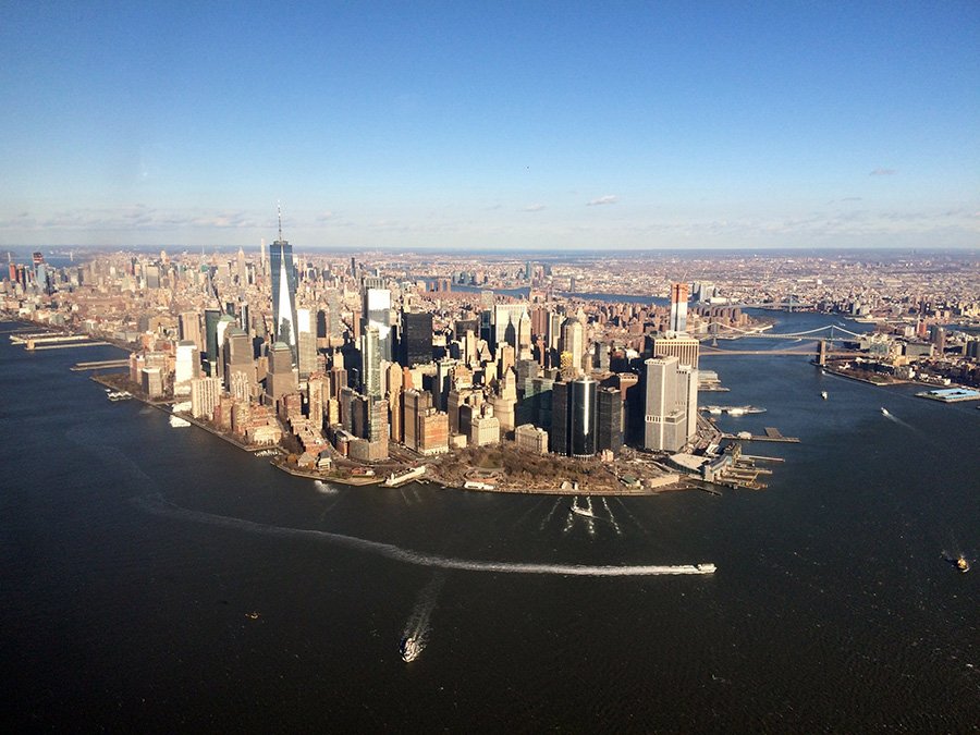 Extremo sur de Manhattan visto desde un helicóptero. Foto de Riley Farabaugh en Unsplash disponible en https://unsplash.com/photos/43_JrHZju1A