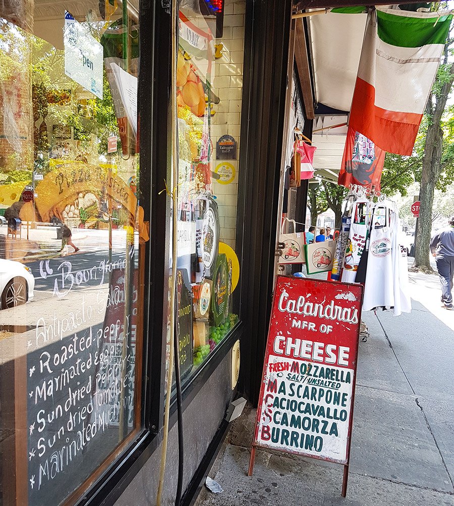 Tienda de quesos y embutidos italianos en una calle del Barrio Belmont, la Pequeña Italia del Bronx - Foto de Andrea Hoare Madrid