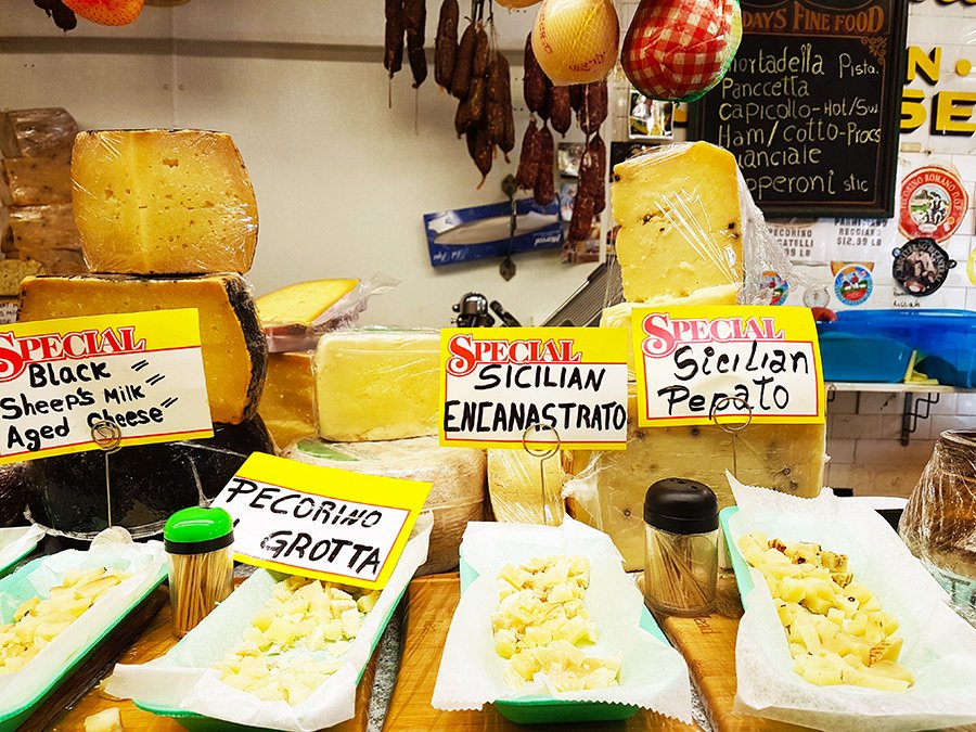 Interior de un local de quesos y embutidos italianos en la Avenida Arthur de Belmont, la Pequeña Italia del Bronx - Foto de Andrea Hoare Madrid