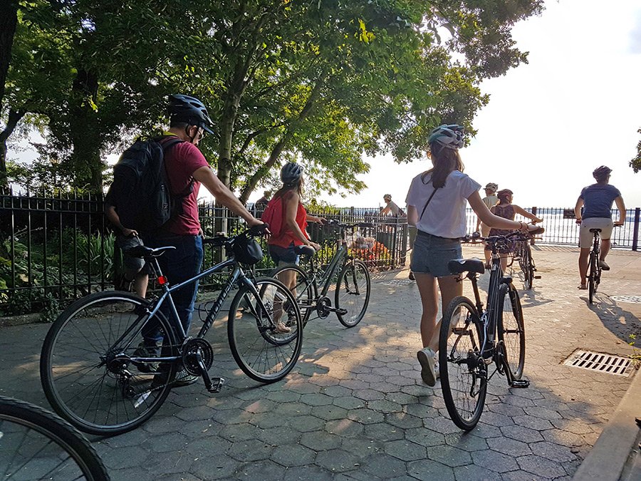 Grupo de turistas realizando un tour en bicicleta por Brooklyn - Una de las actividades recomendadas en Nueva York en mayo - Foto de AHM