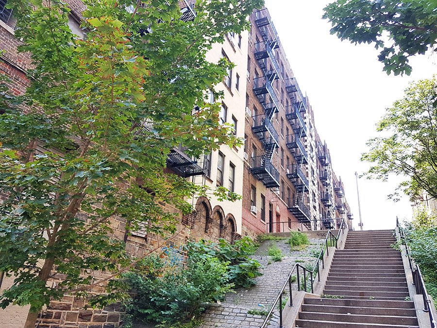 Escaleras en una calle de El Bronx - Foto de Andrea Hoare Madrid