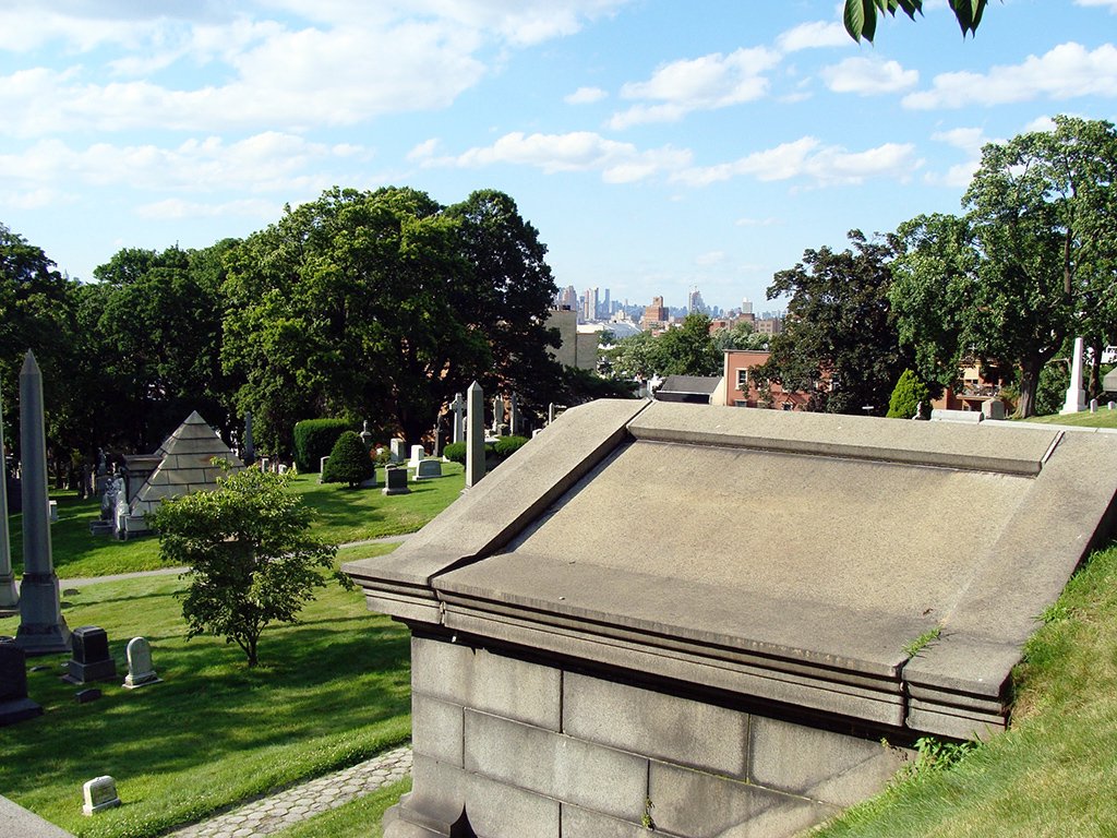 Vistas del cementerio y Manhattan al fondo desde lo alto de una colina del Greenwood Cemetery en Brooklyn - Foto de Andrea Hoare Madrid