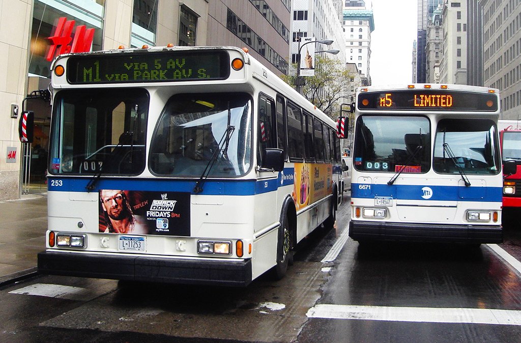 Buses de Nueva York vistos de frente circulando por Manhattan - Foto de AHM