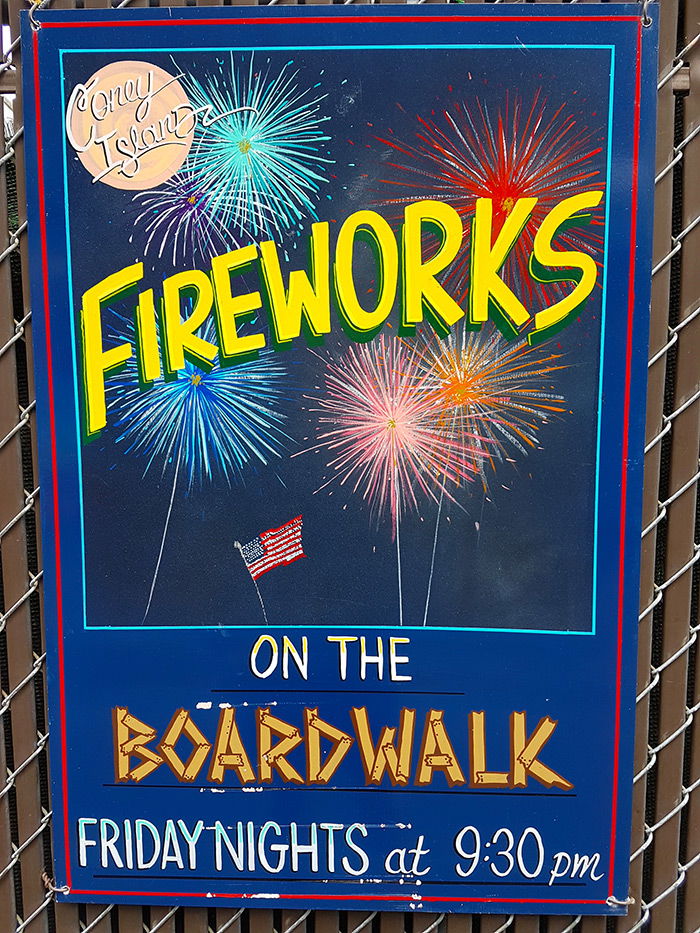 Letrero anunciando el show de fuegos artificiales en Coney Island los viernes de verano - Foto de Andrea Hoare Madrid