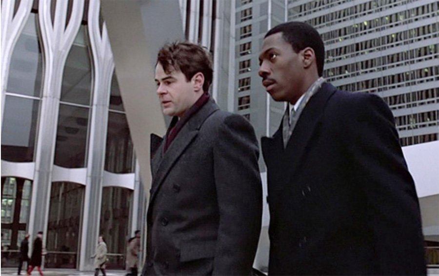 Escena de Eddie Murphy y Dan Aykroyd caminando frente a las Torres Gemelas en Trading Places (1983), De Mendigo a Millonario - Pantallazo de la película - Lista de Las Torres Gemelas en el cine