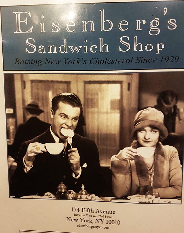 Portada de la Carta de Eisenbergs Sandwich Shop, uno de los locales clásicos de Nueva York para probar sandwich de pastrami. El lema dice "subiendo el nivel de colesterol de Nueva York desde 1929". Foto de AHM