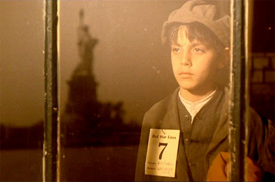 Captura de pantalla de un fotograma de la escena en que Vito Andolini -el joven Vito Corleone- mira la Estatua de la Libertad desde su habitación haciendo cuarentena en la Isla de Ellis en la película El Padrino 2