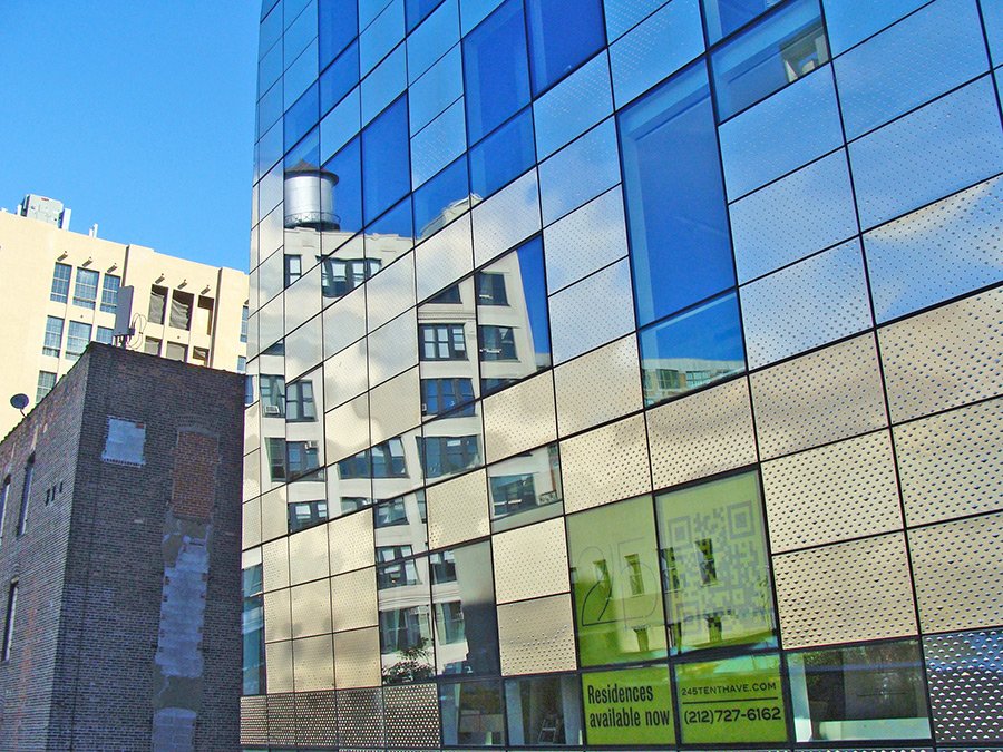 Edificios modernos junto a edificios industriales durante un recorrido por el HighLine Park. Muestra de la gentrificación de su entorno. Foto de Andrea Hoare Madrid