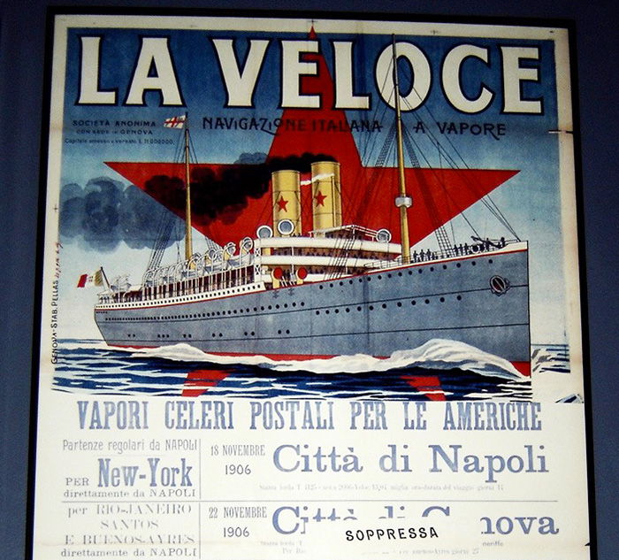 Cartel anunciado el viaje de crucero Transatlántico La Veloce desde el Puerto de Napoles hasta Nueva York, expuesto en el Museo de la Inmigración de Nueva York - Foto de Andrea Hoare Madrid