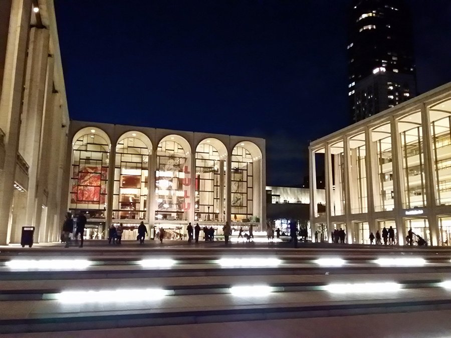 Lincoln Center de noche. Foto de Andrea Hoare Madrid