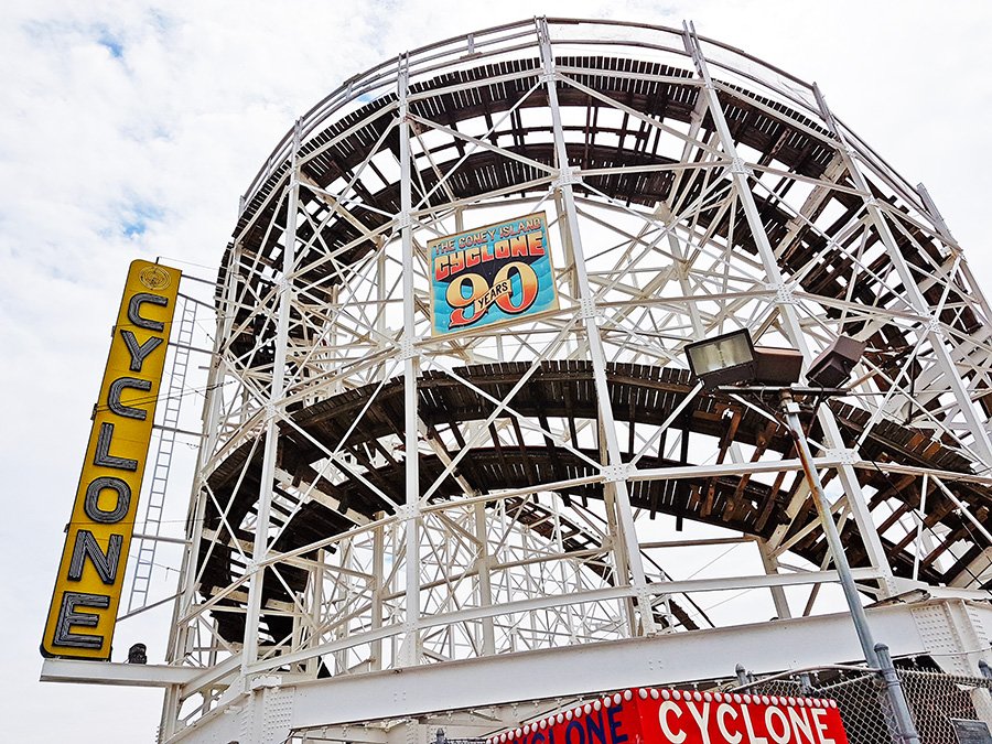 Letreros del 90 aniversario de la Montaña Rusa Cyclone en el parque de diversiones de Coney Island - Foto de Andrea Hoare Madrid