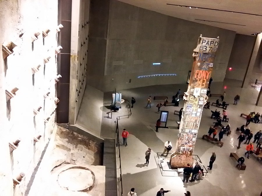Hall central del Museo Memorial del 9/11 donde se expone la única columna de la estructura de las Torres Gemelas que permaneció en pie y que se convirtió en el símbolo de la tragedia - Foto de Andrea Hoare Madrid