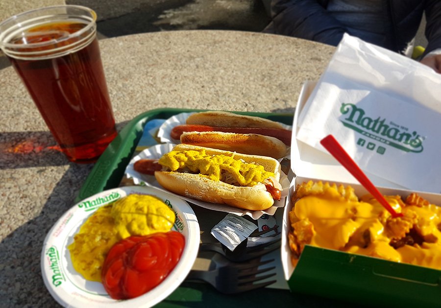 Hot dog de la casa matriz de Nathans en Coney Island junto a papas y cerveza - Foto de Andrea Hoare Madrid