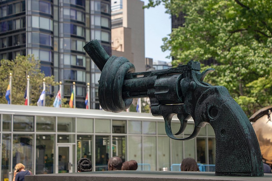 Monumento a la No Violencia, escultura de bronce también conocida como la Pistola amarrada del escultor sueco Carl Fredrik Reuterswärd, ubicada frente a la sede de las Naciones Unidas en Nueva York. Foto de Matthew TenBruggencate en Unsplash Disponible en https://unsplash.com/photos/8r_McmgAWEU